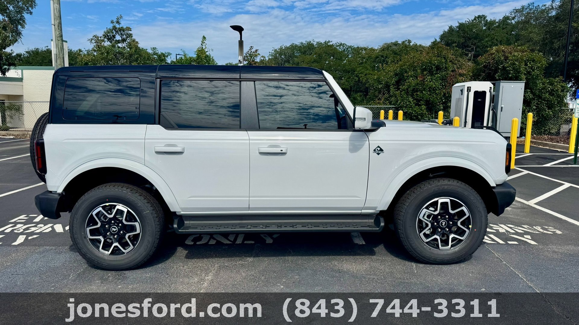 2025 Ford Bronco Outer Banks photo 2
