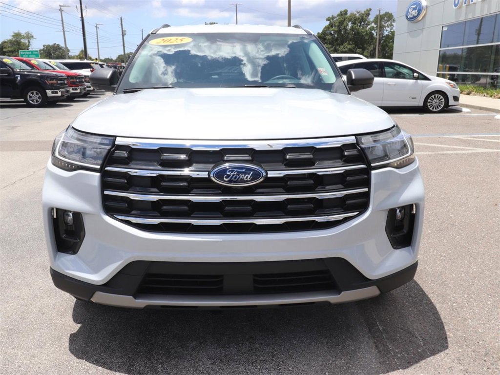 2025 Ford Explorer photo 3