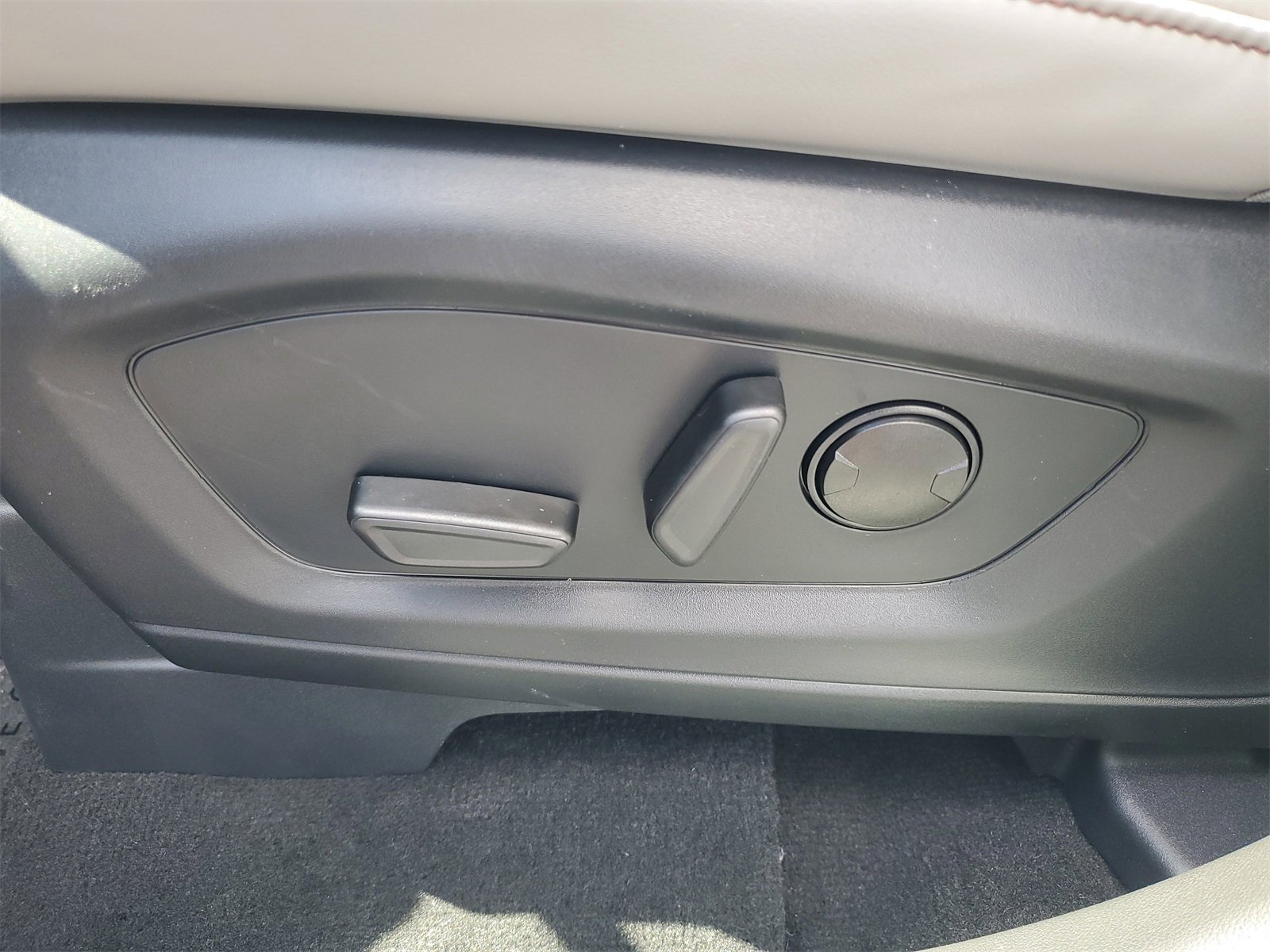 2025 Ford Explorer photo 14