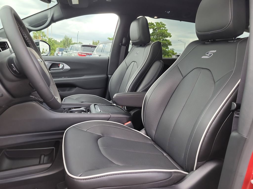 2026 Chrysler Pacifica Limited photo 3