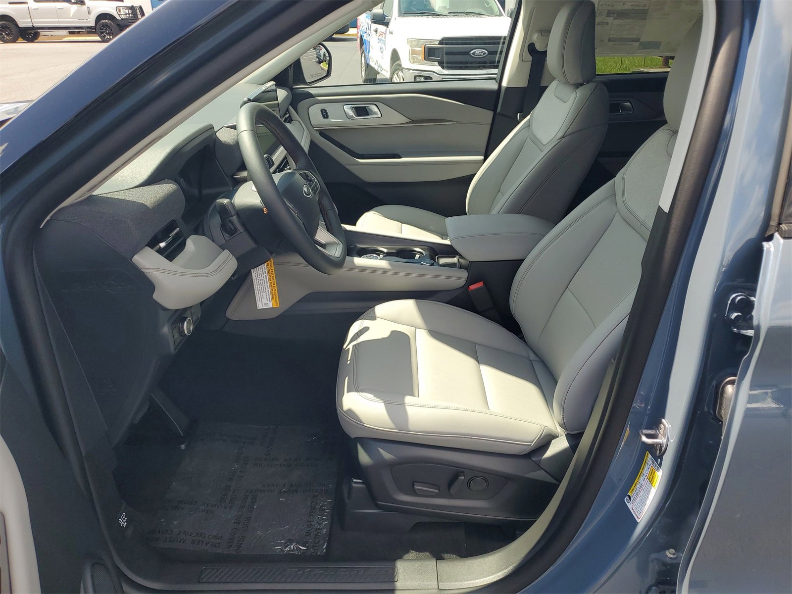 2025 Ford Explorer photo 13