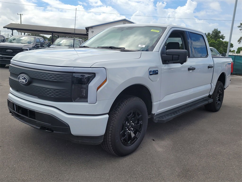 2025 Ford F-150 Lightning XLT photo 2