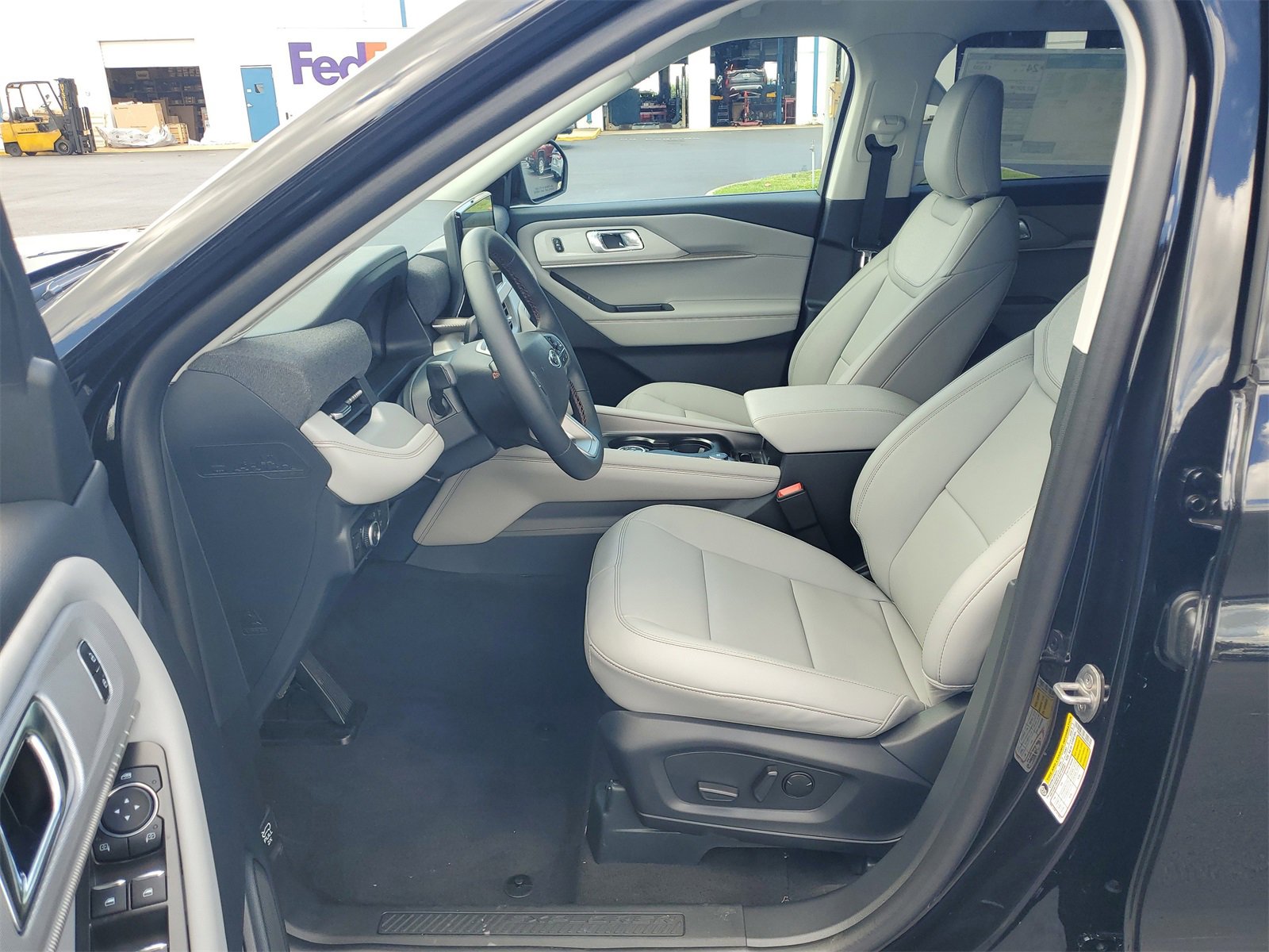 2025 Ford Explorer photo 17