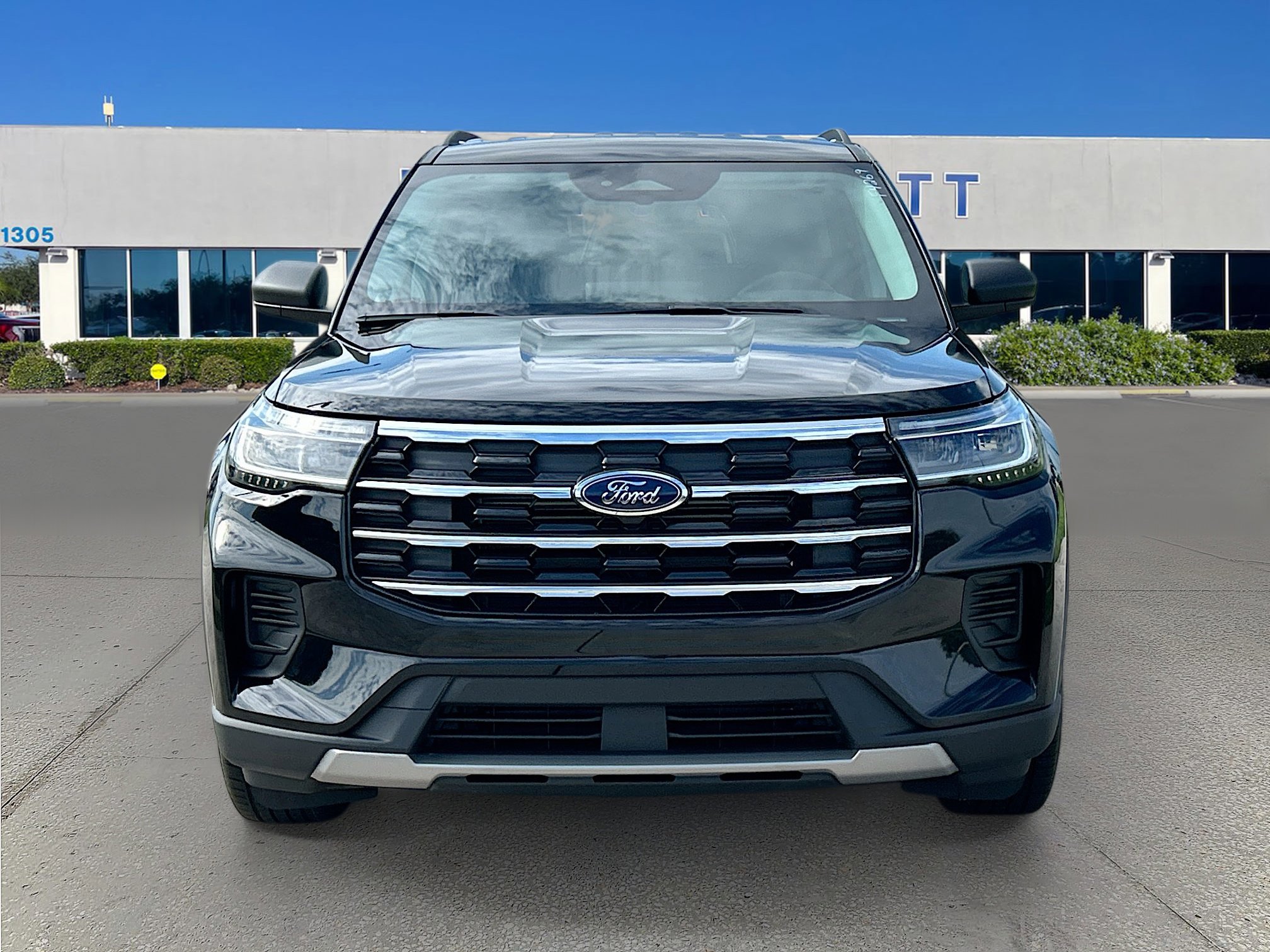 2025 Ford Explorer photo 2