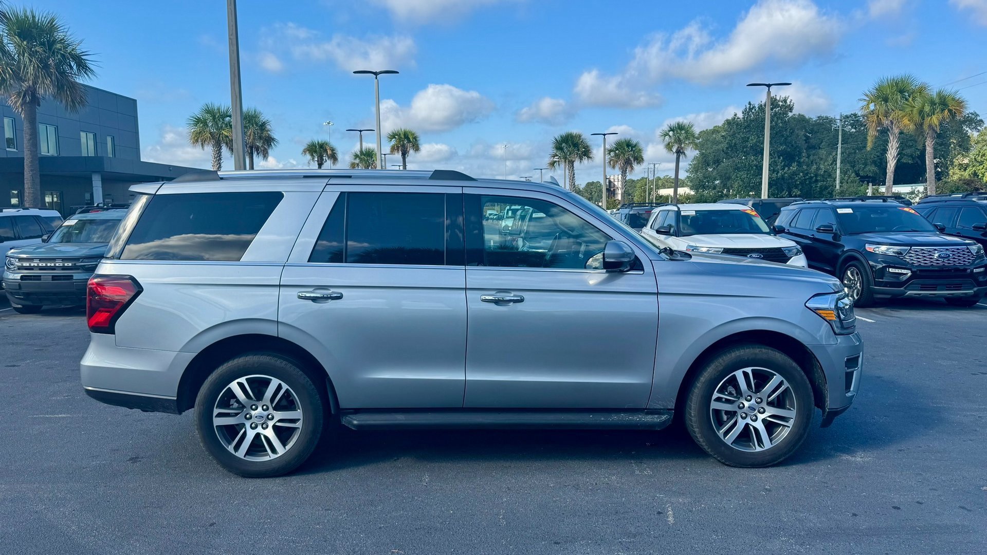 2024 Ford Expedition Limited photo 2