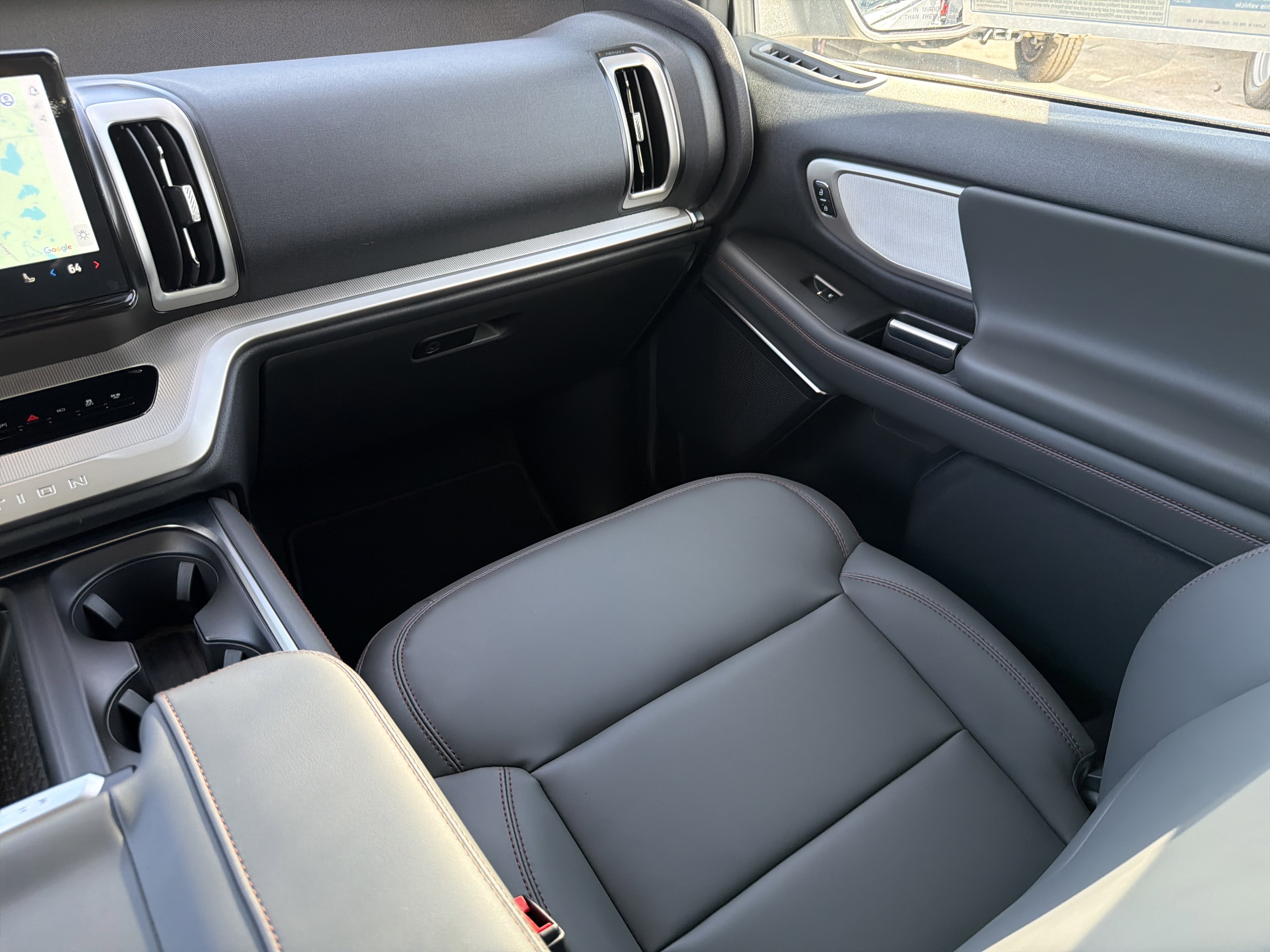 2025 Ford Expedition photo 2