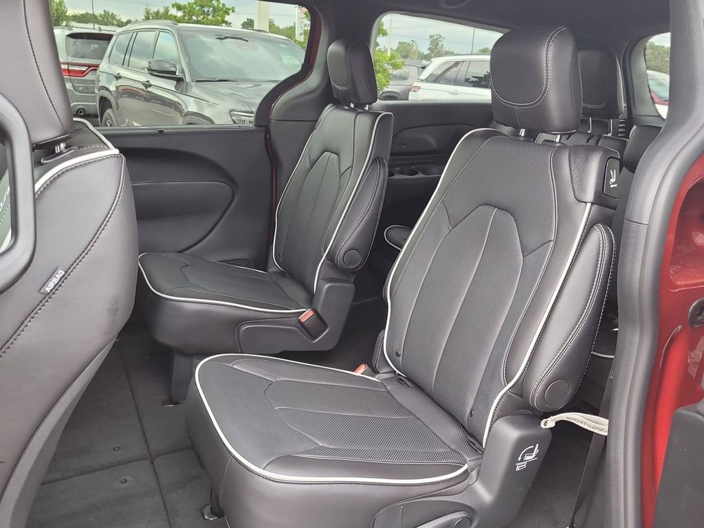 2026 Chrysler Pacifica Limited photo 16