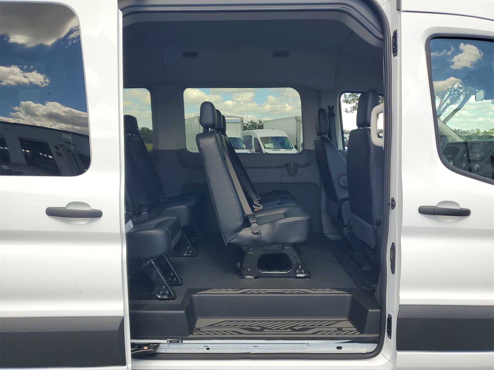 2025 Ford Transit Passenger XL photo 3