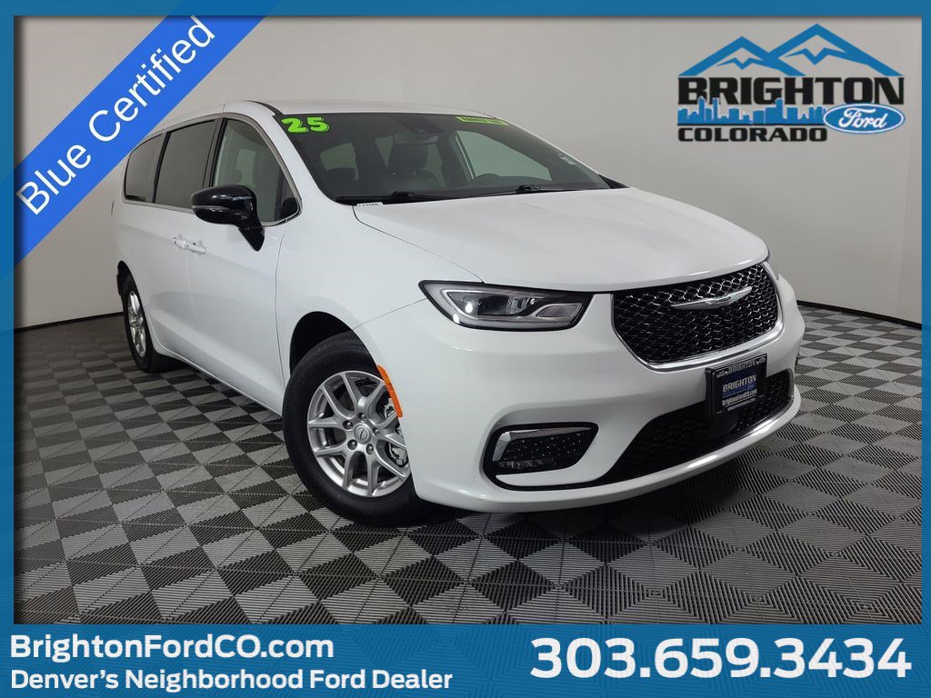 2025 Chrysler Pacifica Select's photo