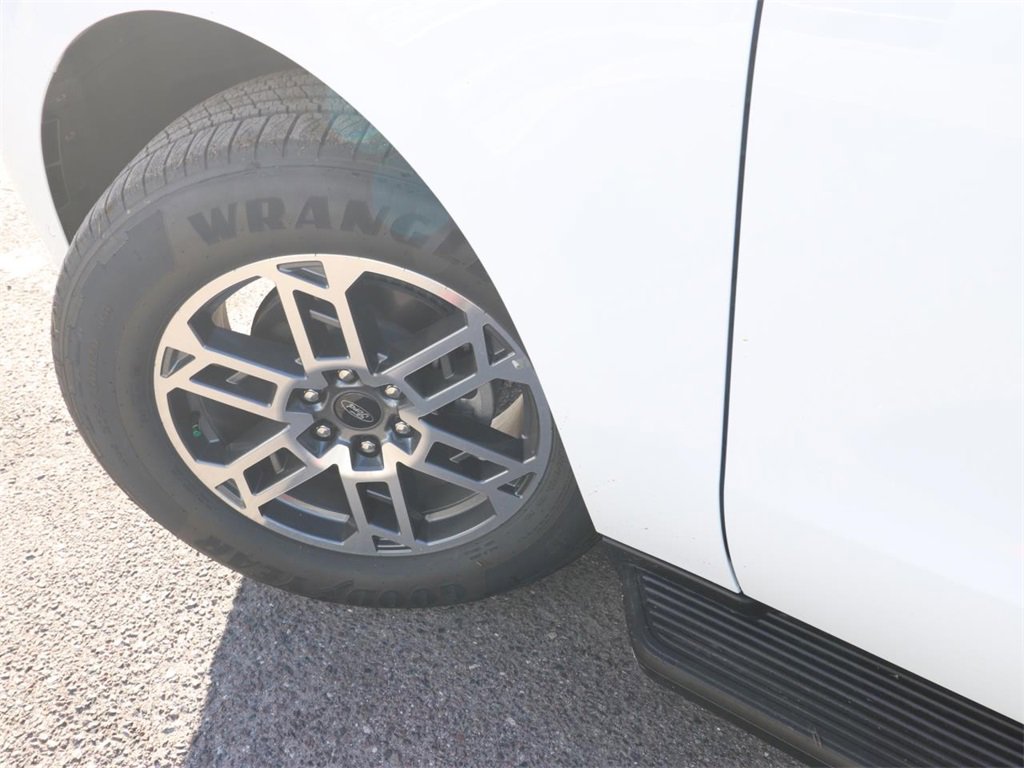 2025 Ford Expedition photo 3