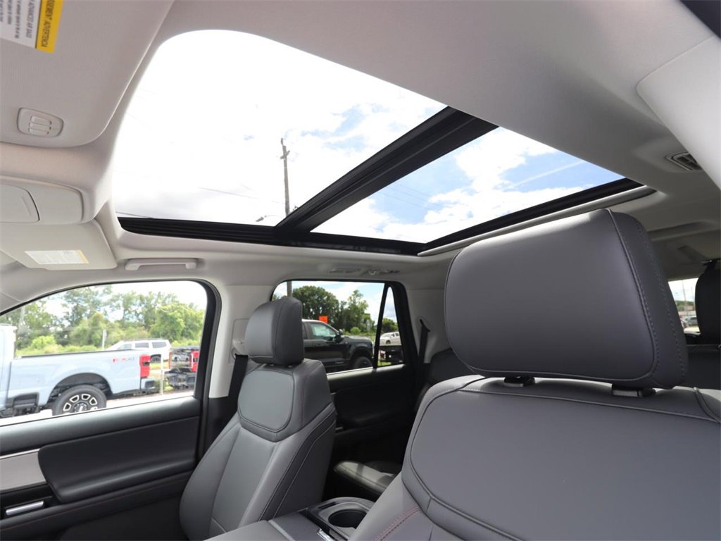 2025 Ford Expedition photo 2