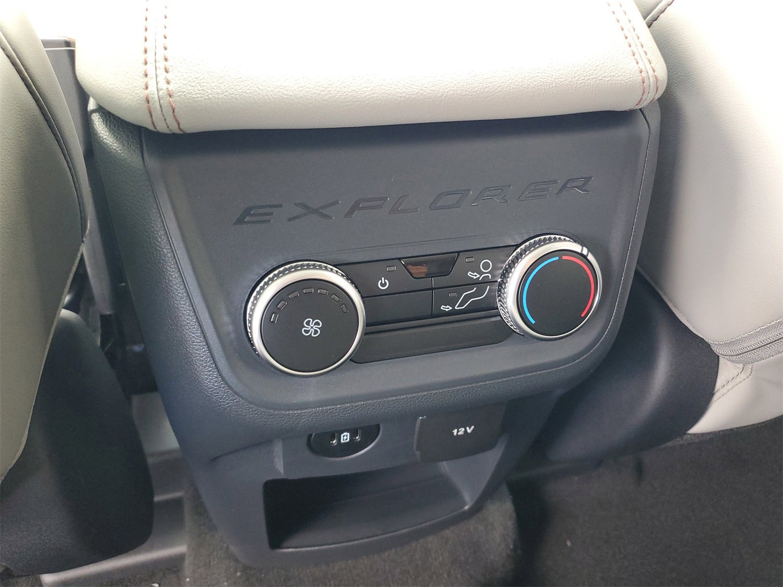 2025 Ford Explorer photo 9