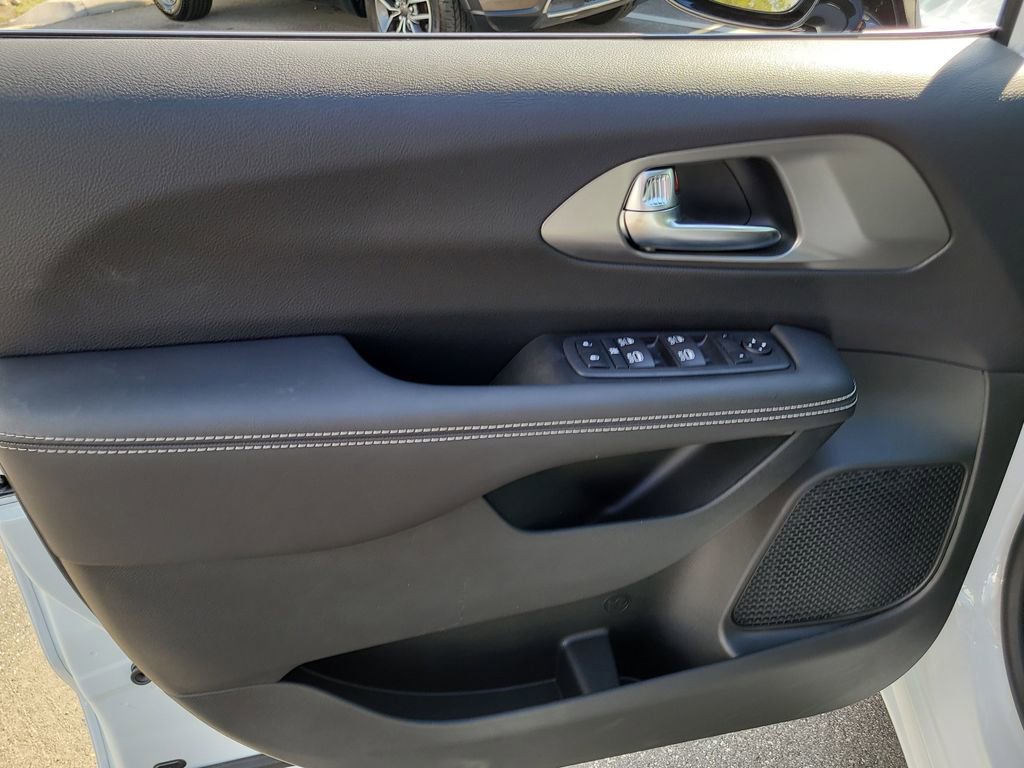 2026 Chrysler Voyager LX photo 10