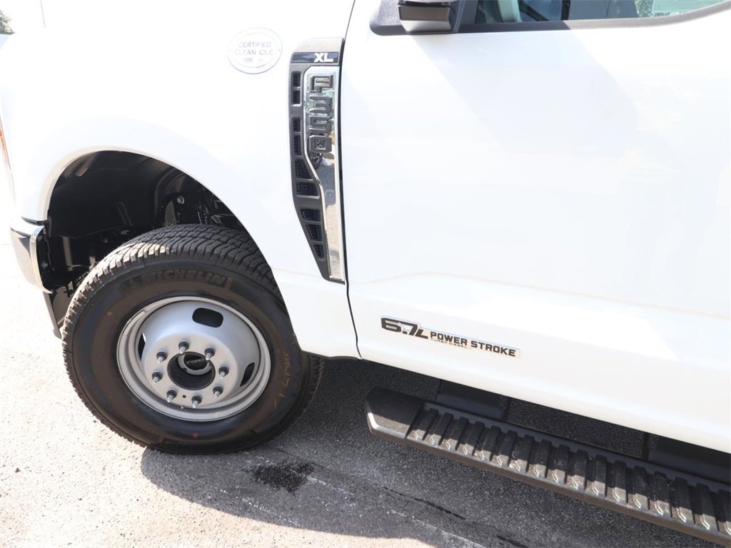 2025 Ford F-350 XL photo 4