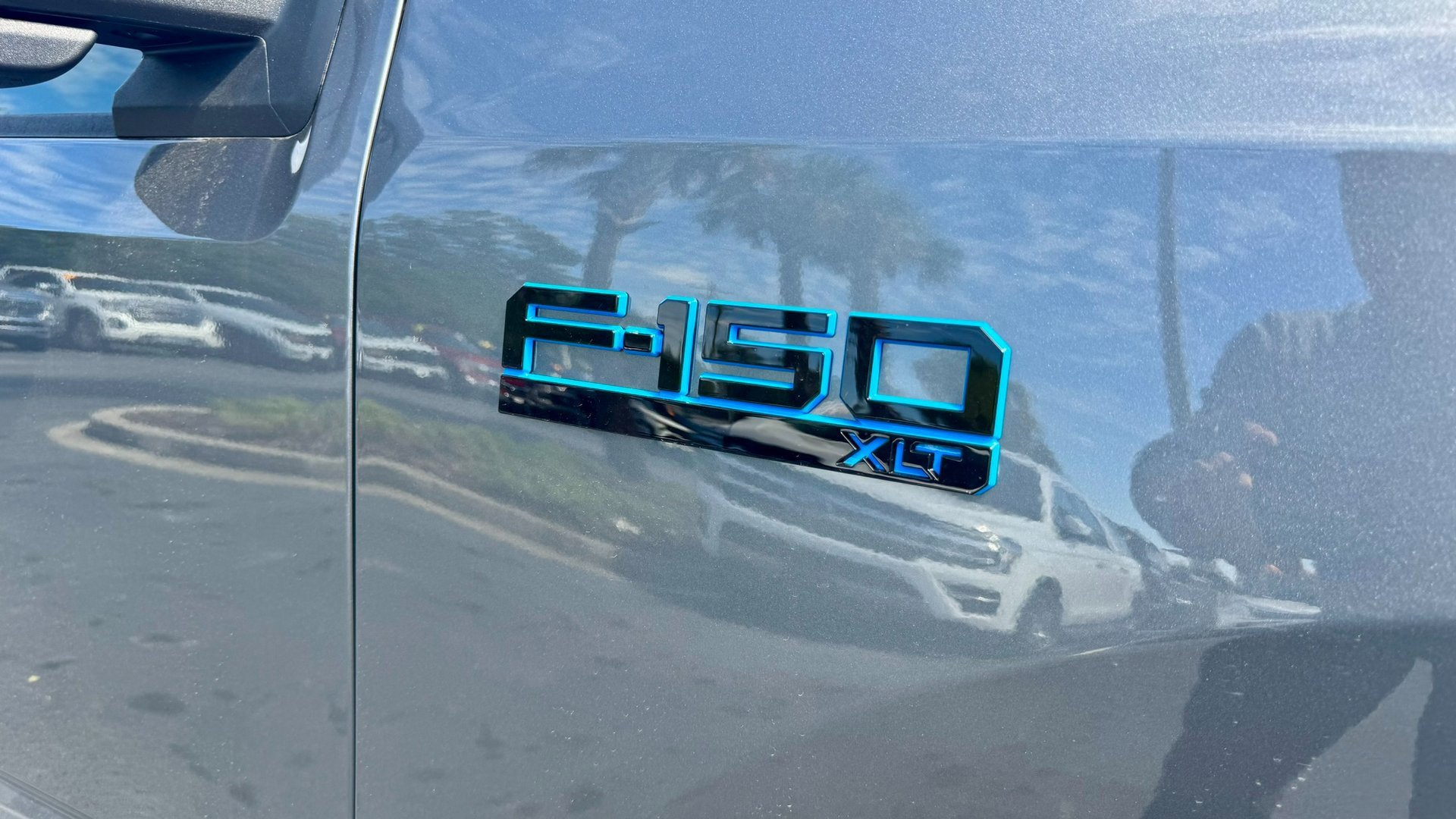 2025 Ford F-150 Lightning XLT photo 3