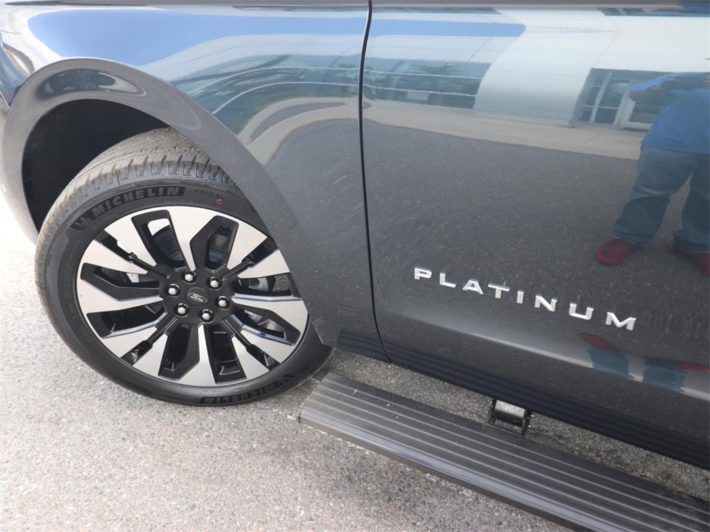 2025 Ford Expedition MAX Platinum photo 3
